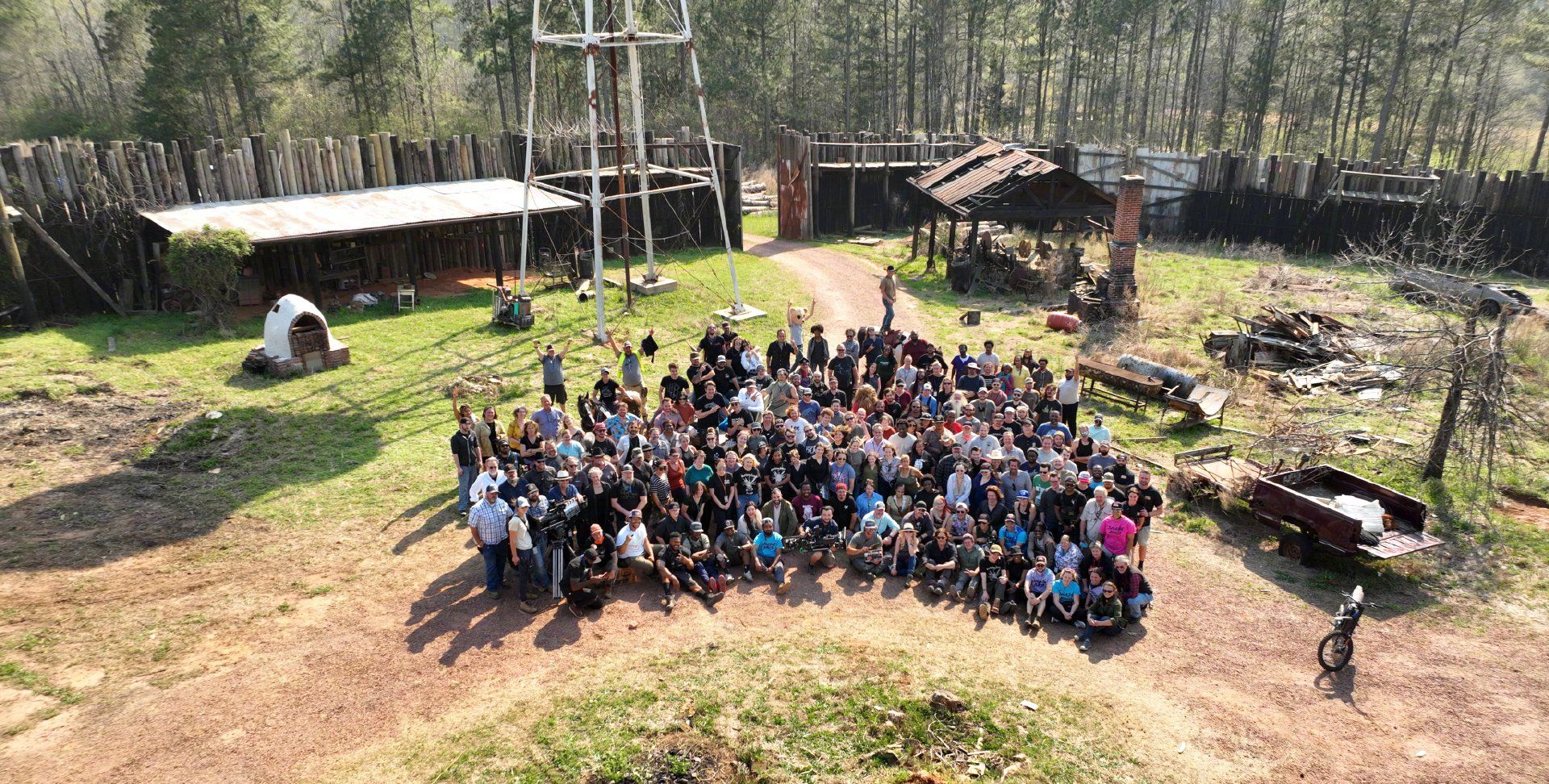 行尸走肉》第十一季杀青：播出十二年的长寿剧完结|瑞克|副警长|麦克布莱德|终篇|美剧_新浪娱乐_新浪新闻