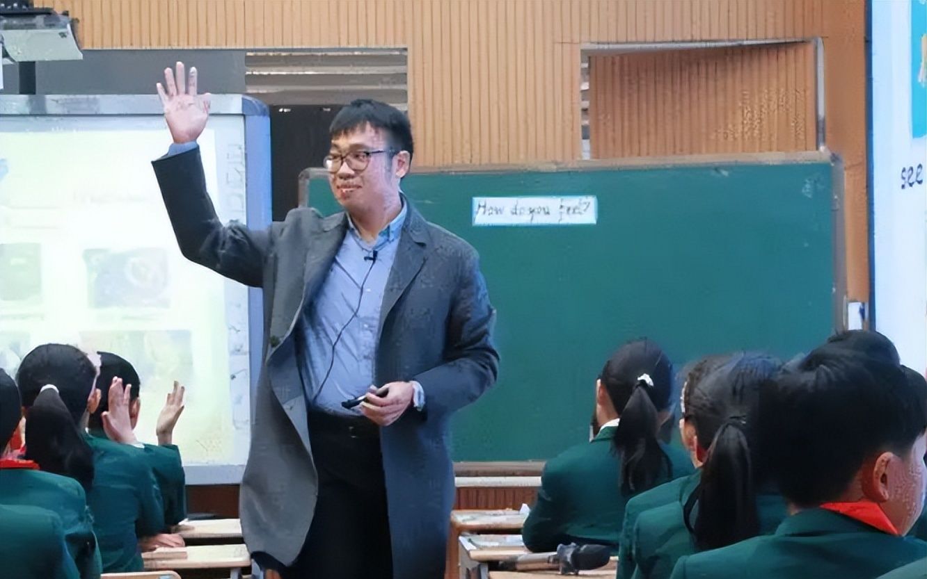 老师“偷吃”没收来的辣条,不料被学生发现,随后老师的反应亮了休闲区蓝鸢梦想 - Www.slyday.coM 老师“偷吃”没收来的辣条,不料被学生发现,随后老师的反应亮了休闲区蓝鸢梦想 - Www.slyday.coM