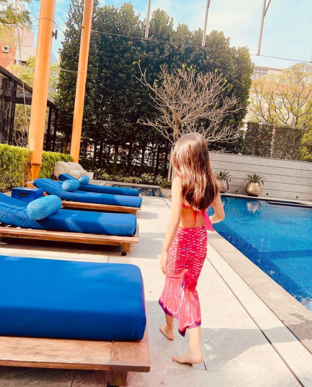 周杰伦和怀孕的昆凌去郊游 夫妻俩分别和小鹿合影秀恩爱休闲区蓝鸢梦想 - Www.slyday.coM