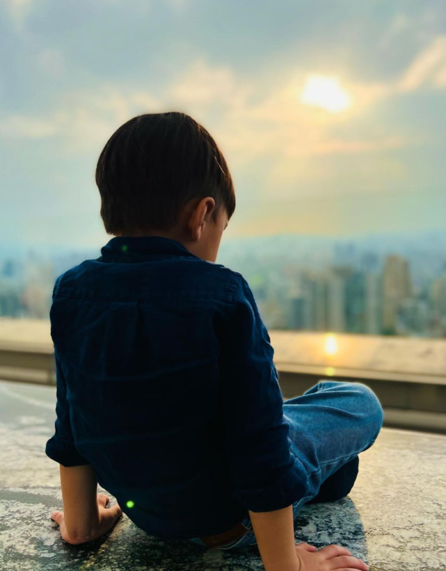 周杰伦和怀孕的昆凌去郊游 夫妻俩分别和小鹿合影秀恩爱休闲区蓝鸢梦想 - Www.slyday.coM