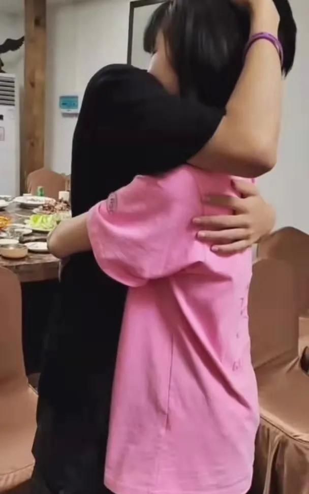 孙悦开通橱窗，卓妈说姐姐落泪原因，孙卓不便在镜头面前抛头露面休闲区蓝鸢梦想 - Www.slyday.coM