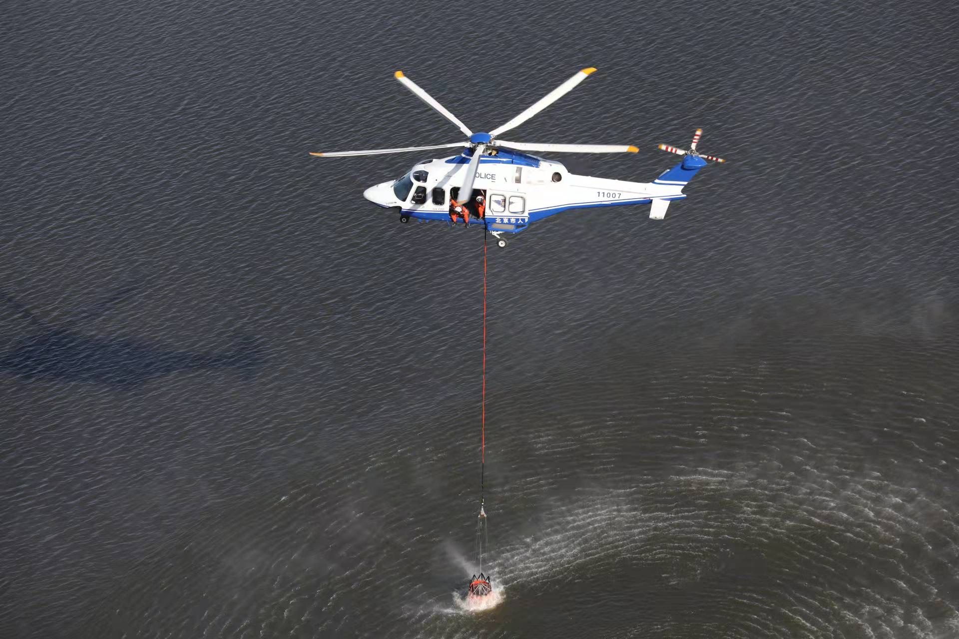 直升机吊挂消防水桶取水训练.来源:北京市人民政府航空队