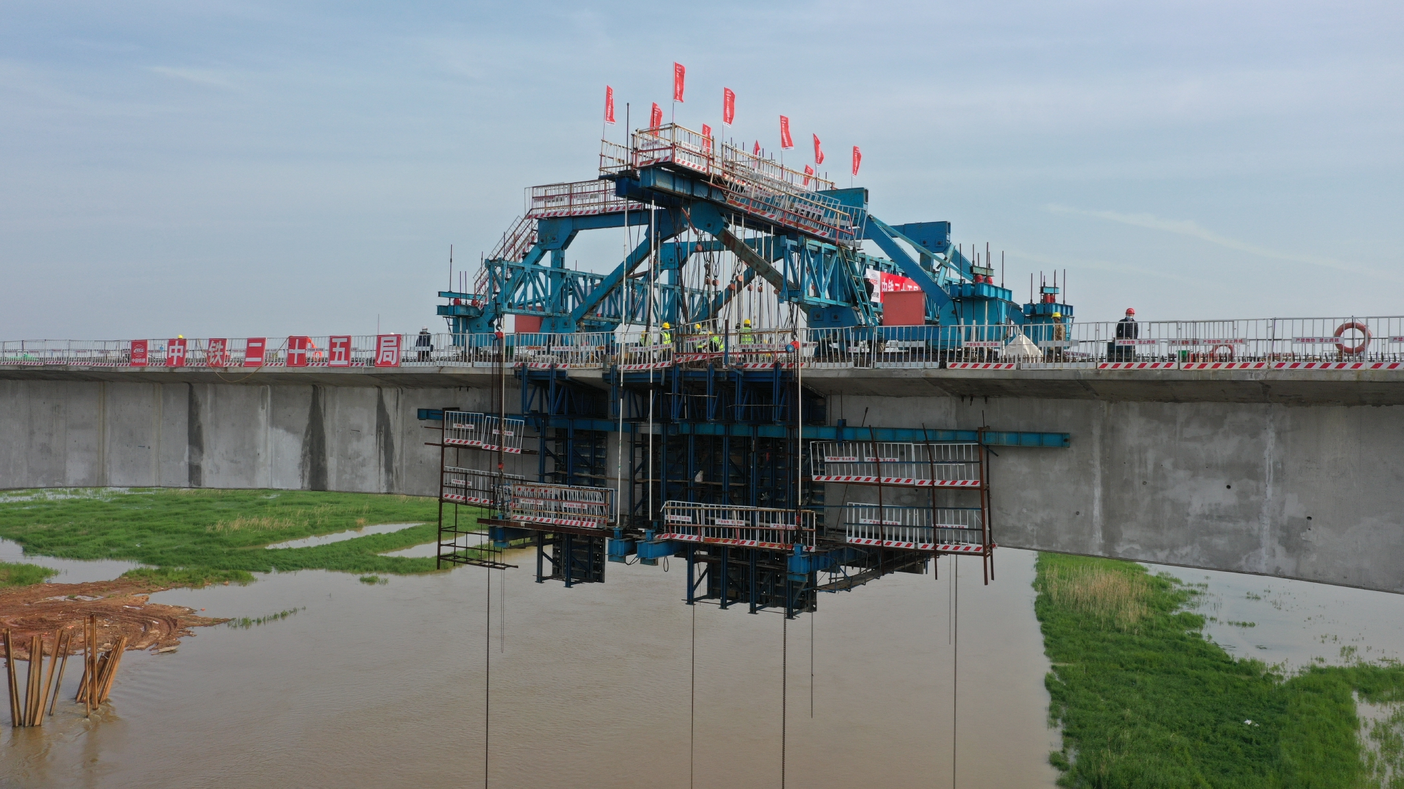 昌景黄高铁江西段首座大跨度连续梁合龙