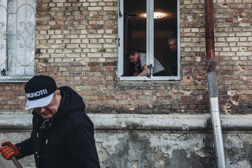 　　3月23日，居民在乌克兰基辅市清理受影响的房屋。新华社发（迭戈·埃雷拉摄）