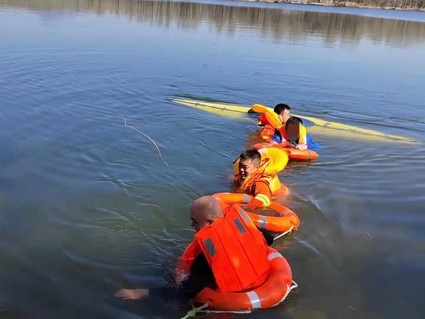 男子划皮划艇落入妫水河，两名消防员水中“百米冲刺”救人休闲区蓝鸢梦想 - Www.slyday.coM