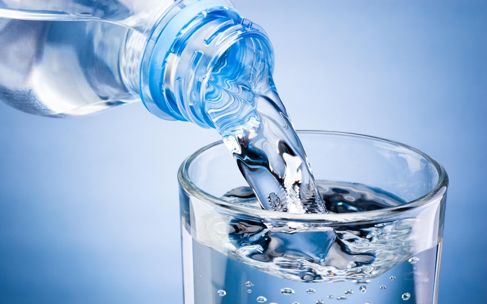 旅行途中,有的人怕"不方便"而减少饮水,有的人则是运动之后大量饮水.