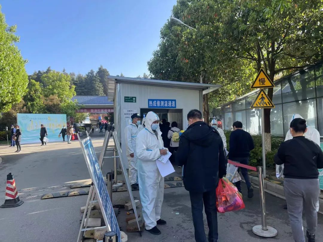 清明小长假第一天迎来祭扫小高峰，你关心的都在这里......休闲区蓝鸢梦想 - Www.slyday.coM