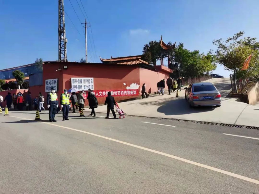 清明小长假第一天迎来祭扫小高峰，你关心的都在这里......休闲区蓝鸢梦想 - Www.slyday.coM