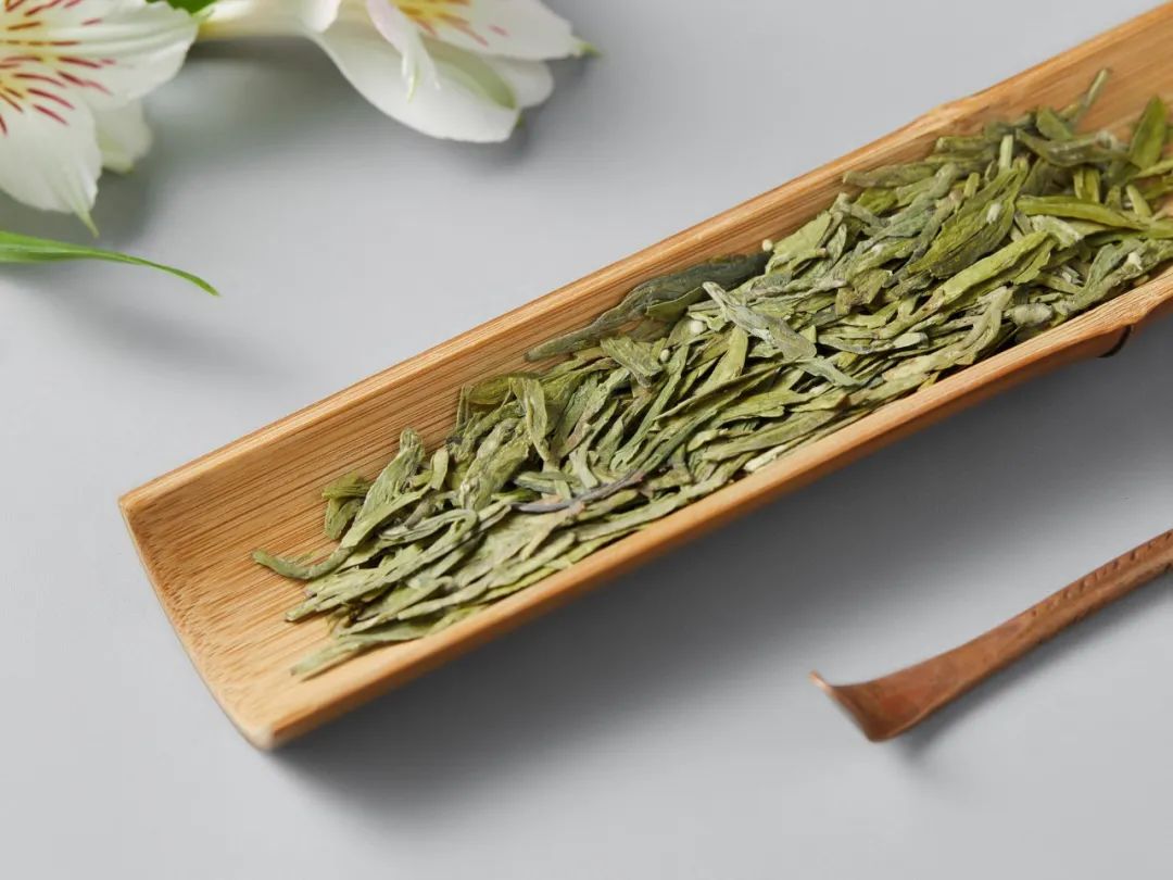 春天里的一口鲜头采西湖龙井爱茶的人都在抢这杯喝到就是赚到