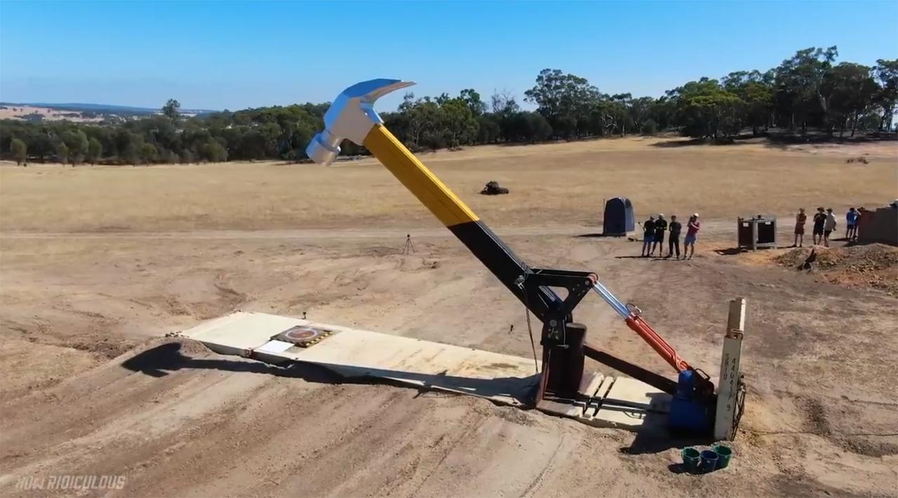 比楼还高的大锤子没有东西能够扛住它的重压你猜用来干嘛