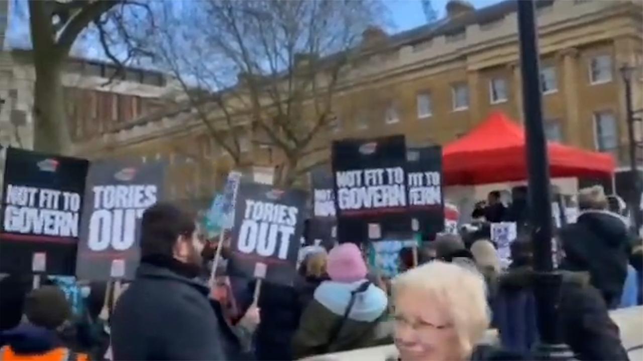 伦敦抗议者不满能源价格大幅上涨 在首相府对面高呼约翰逊下台
