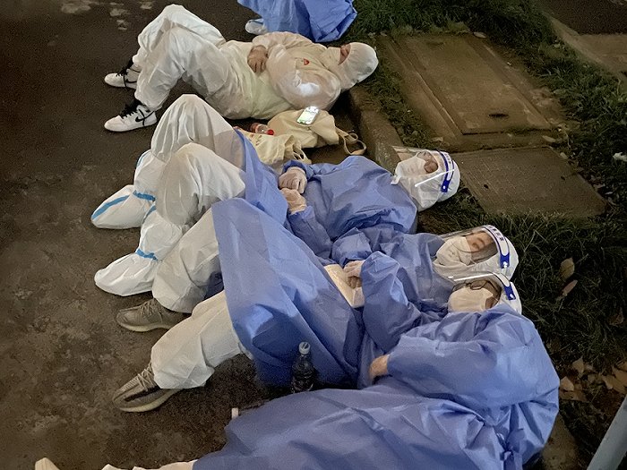 感觉这辈子的楼梯在这一天跑完了这群年轻人服务抗疫近千小时上海战疫