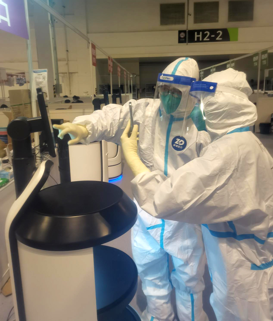 机器人们在上海世博展览馆方舱医院消毒、送餐、为患者跳舞休闲区蓝鸢梦想 - Www.slyday.coM