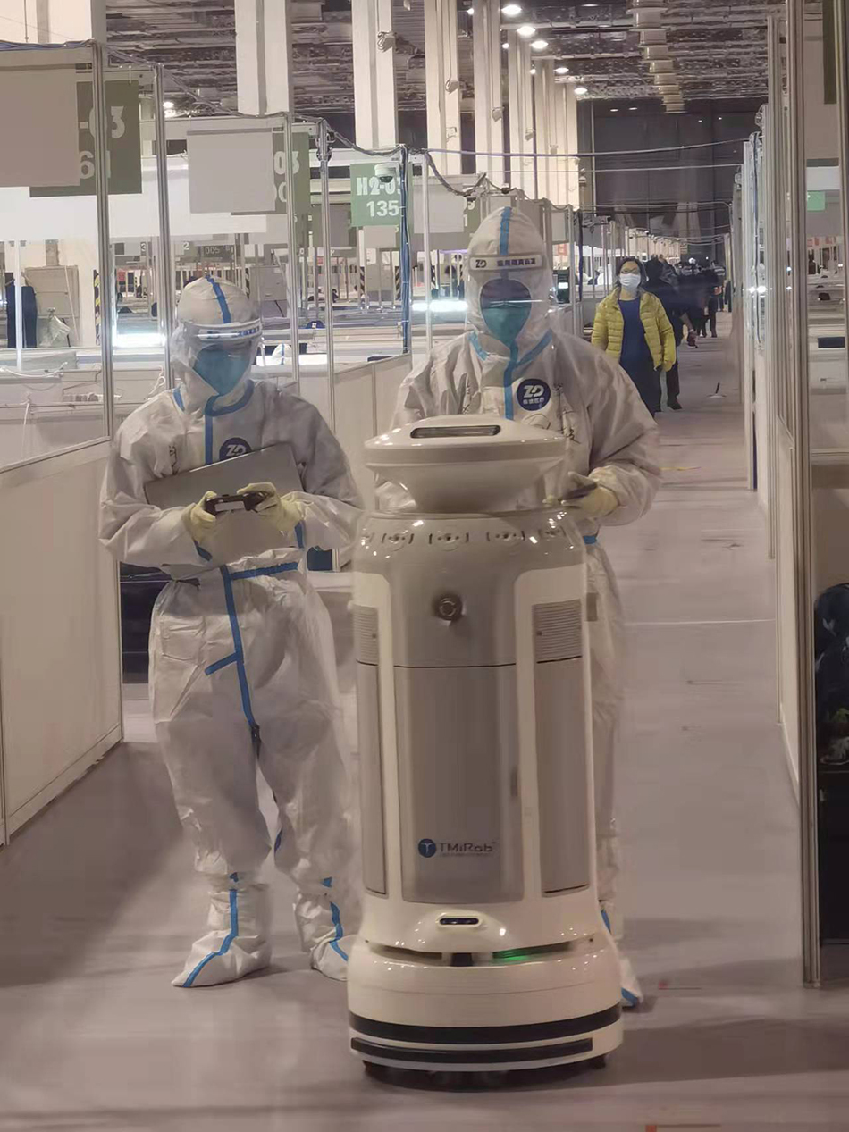 机器人们在上海世博展览馆方舱医院消毒、送餐、为患者跳舞休闲区蓝鸢梦想 - Www.slyday.coM
