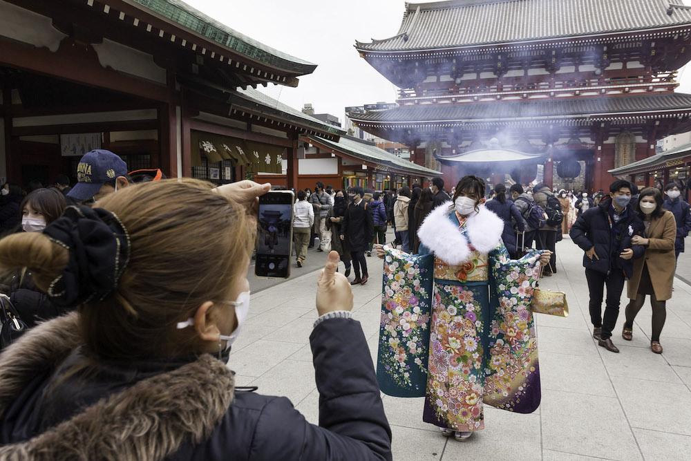 成年日当天，女子身穿精美的和服振袖在浅草寺前拍照。     视觉中国 图