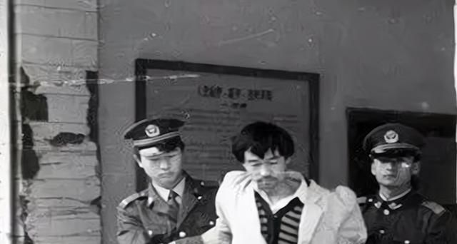 案例:宁夏连环杀人案,用女大学生尸体喂狗,凶手还曾拍过电影休闲区蓝鸢梦想 - Www.slyday.coM 案例:宁夏连环杀人案,用女大学生尸体喂狗,凶手还曾拍过电影休闲区蓝鸢梦想 - Www.slyday.coM