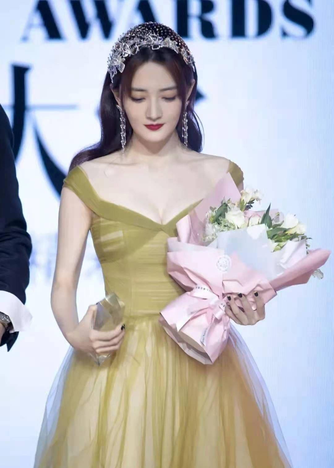 徐璐穿一字肩旧照曝光头披纱巾手拿捧花网友像新娘子