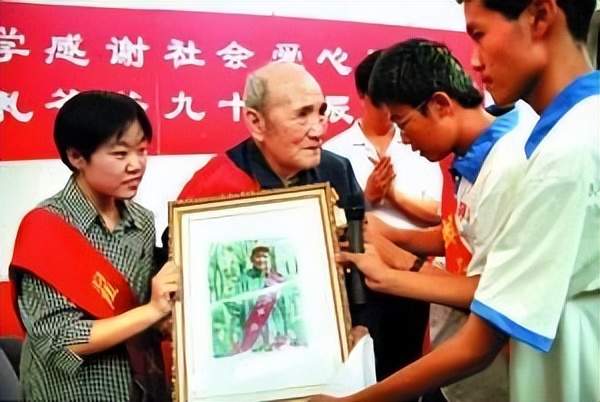 17年过去,蹬三轮捐35万助贫困学子上学的白方礼,你还记得吗?休闲区蓝鸢梦想 - Www.slyday.coM 17年过去,蹬三轮捐35万助贫困学子上学的白方礼,你还记得吗?休闲区蓝鸢梦想 - Www.slyday.coM