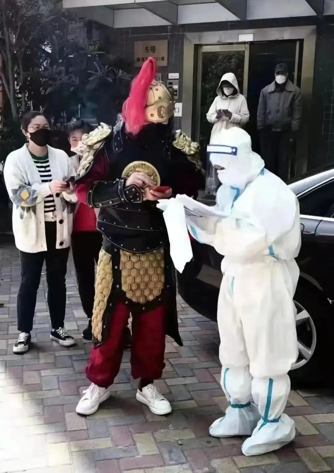 上海大型核酸时装秀现场