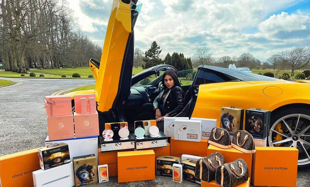 乔治娜花式炫富开跑车摆拍名牌奢侈品环绕霸总出街视感