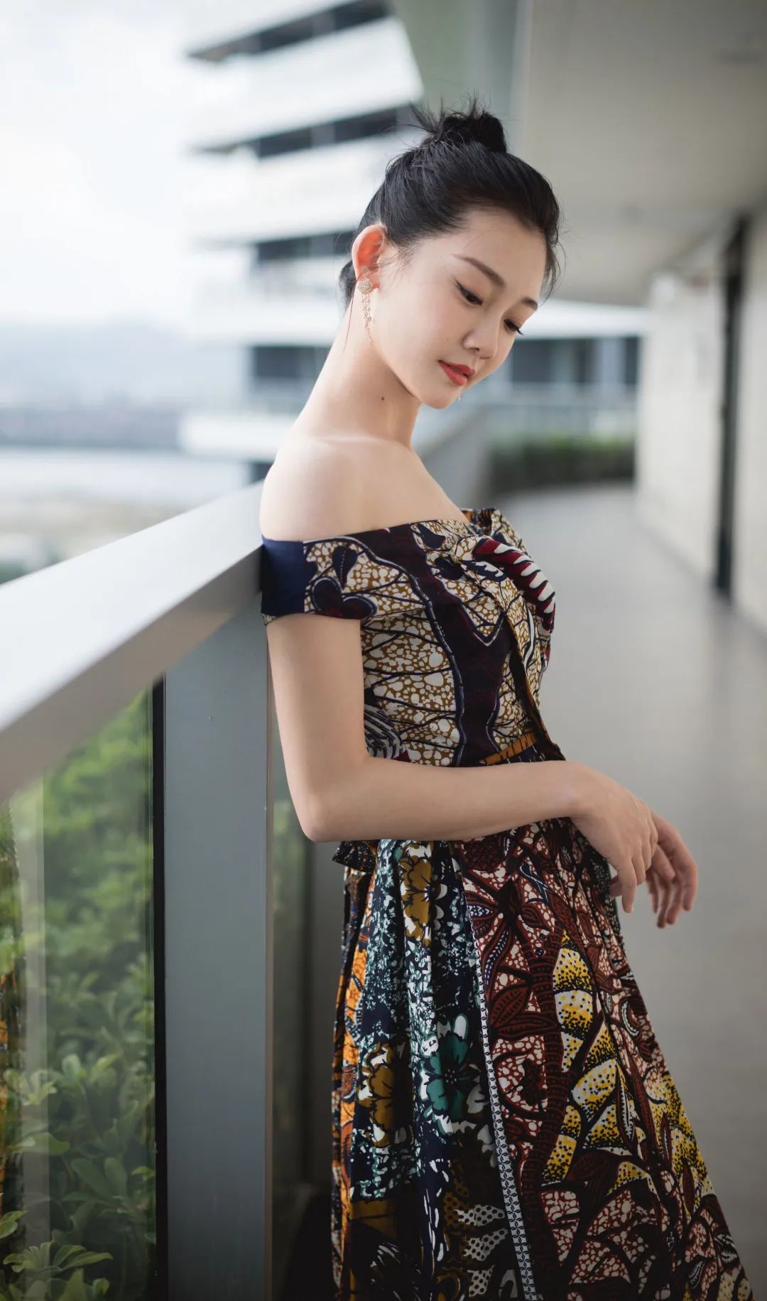 郑恺妻子苗苗衣着宽松,双手挡住腹部!网友:怀二胎了?__财经头条