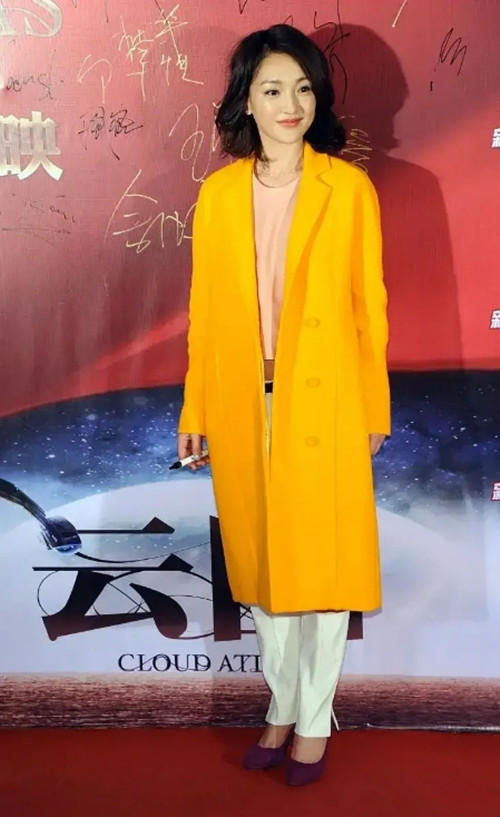 46岁的周迅这次搭配对了亮黄外套大方抢镜发型好独特
