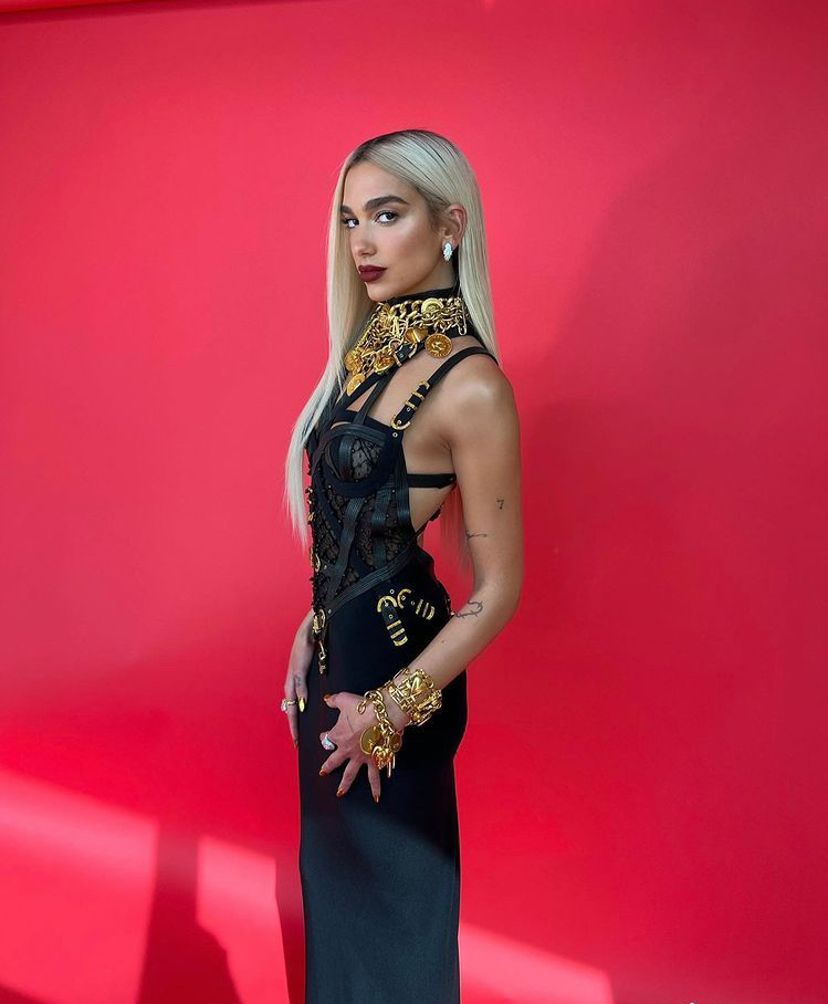格莱美红毯造型 dua lipa身穿versace 1992