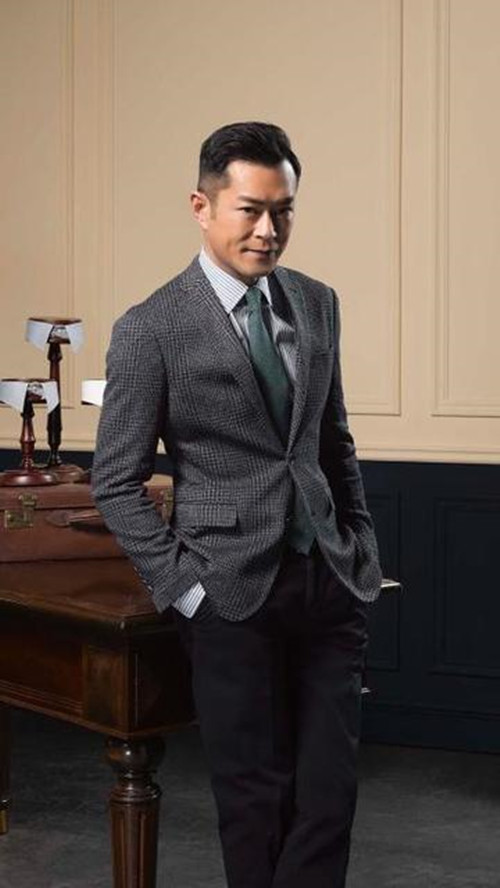 49岁的古天乐和宣萱同框 穿格纹西装显年轻 举手投足绅士范