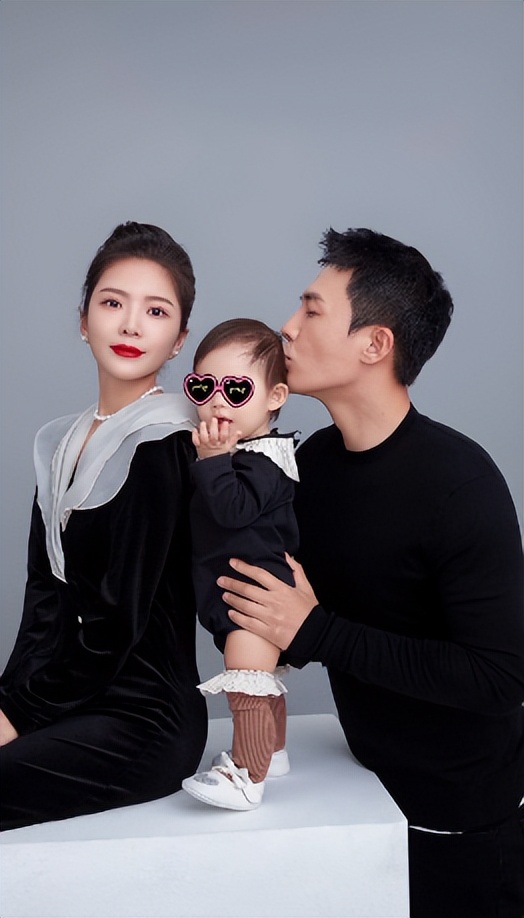 杜淳晒一家三口合影亲吻女儿脑勺显慈爱老婆涂大红唇身材性感