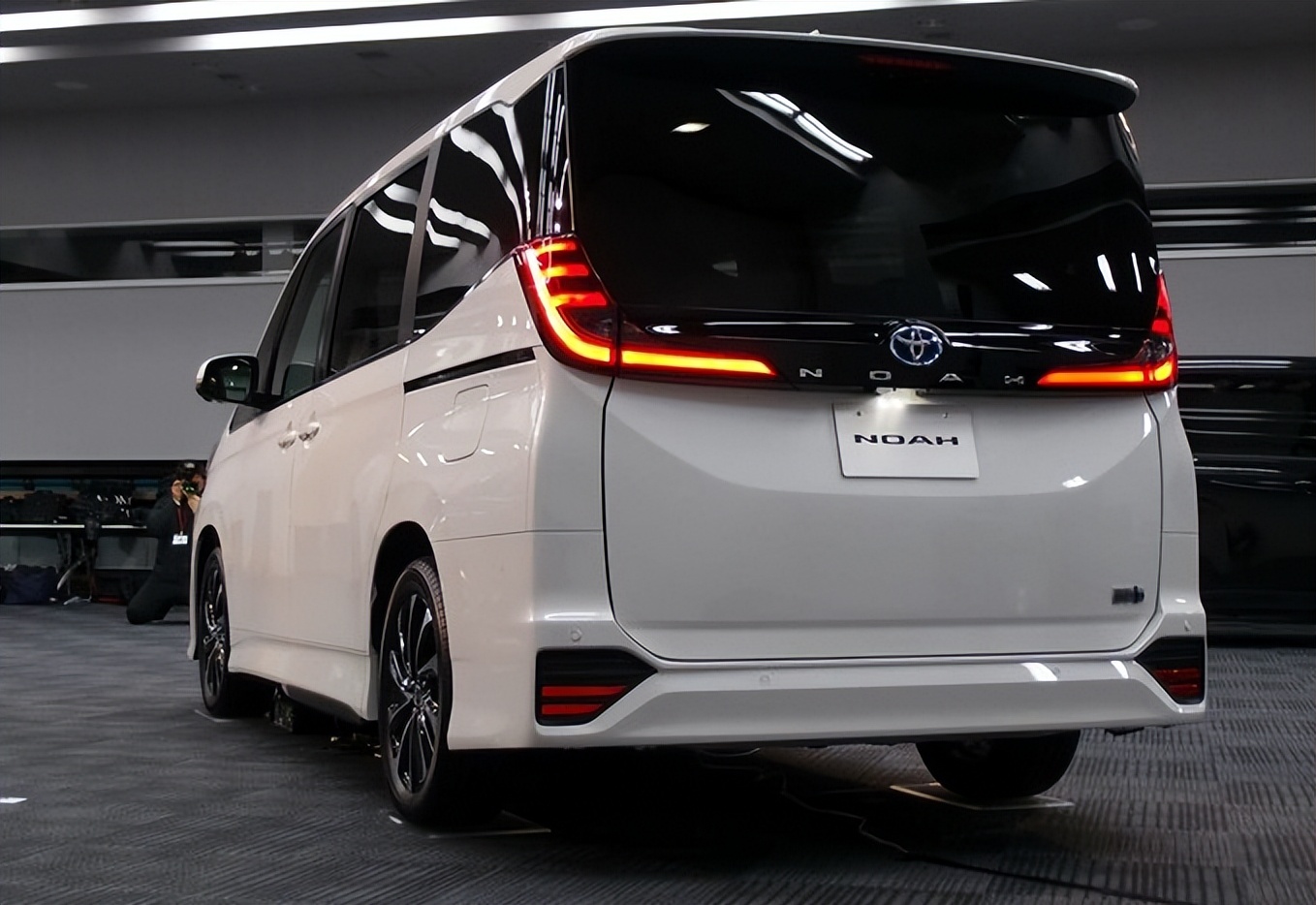 丰田全新亲民mpv造型似埃尔法提供78座约合人民币15万起