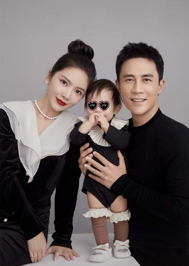杜淳一家三口拍写真夫妻同框如两代人女儿皮肤白皙超可爱