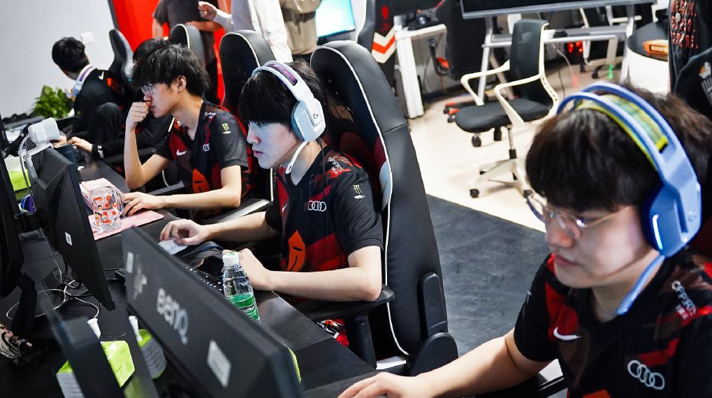 LPL四强淘汰赛将至,Jackeylove再度遭处罚,联盟报告引发热议休闲区蓝鸢梦想 - Www.slyday.coM