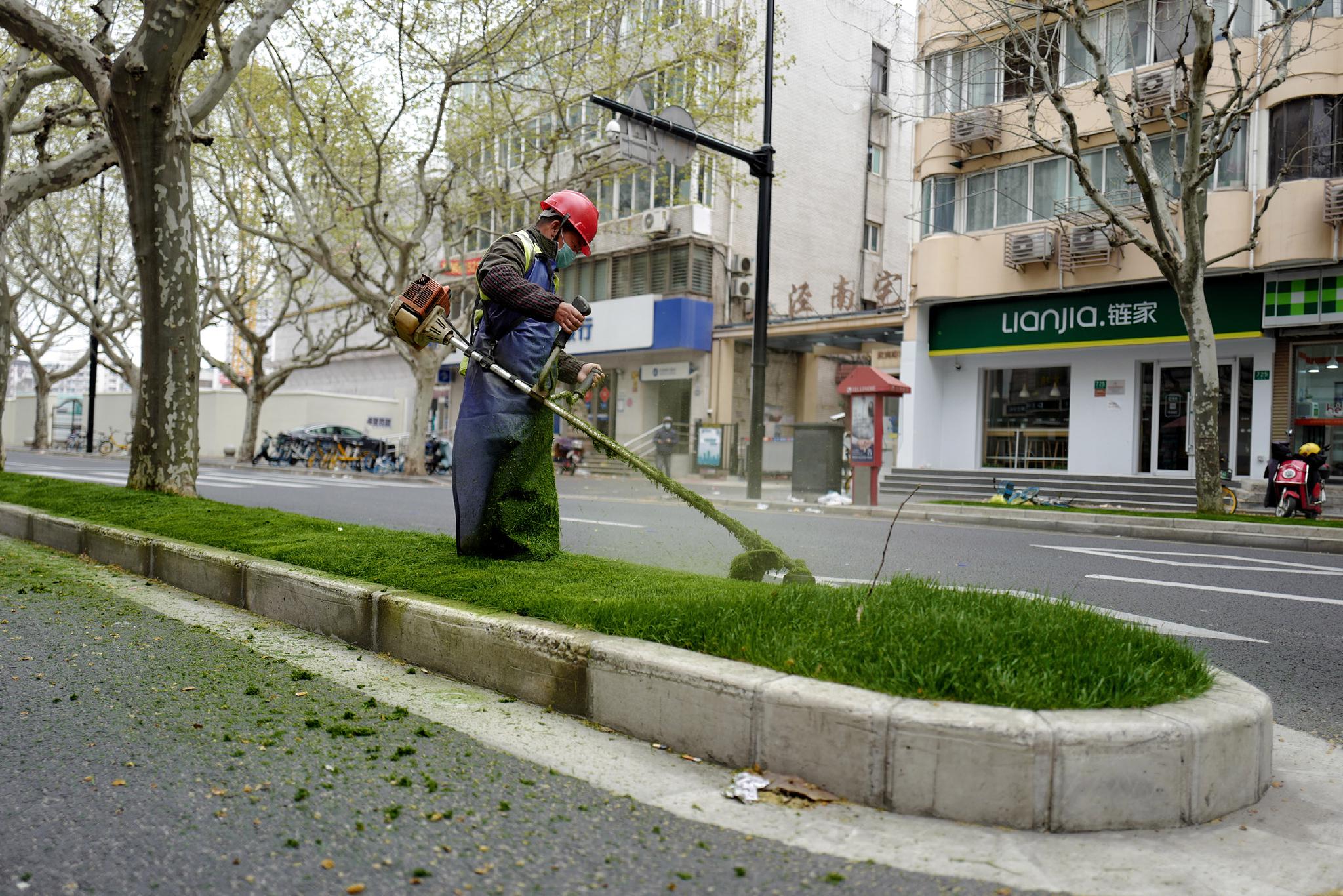 2022年3月31日,清晨依然除草的工人.