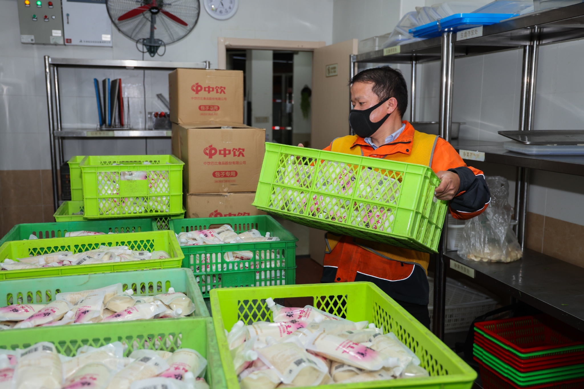 从凌晨开始忙碌这个餐饮供应链平台正在确保独居老人餐食