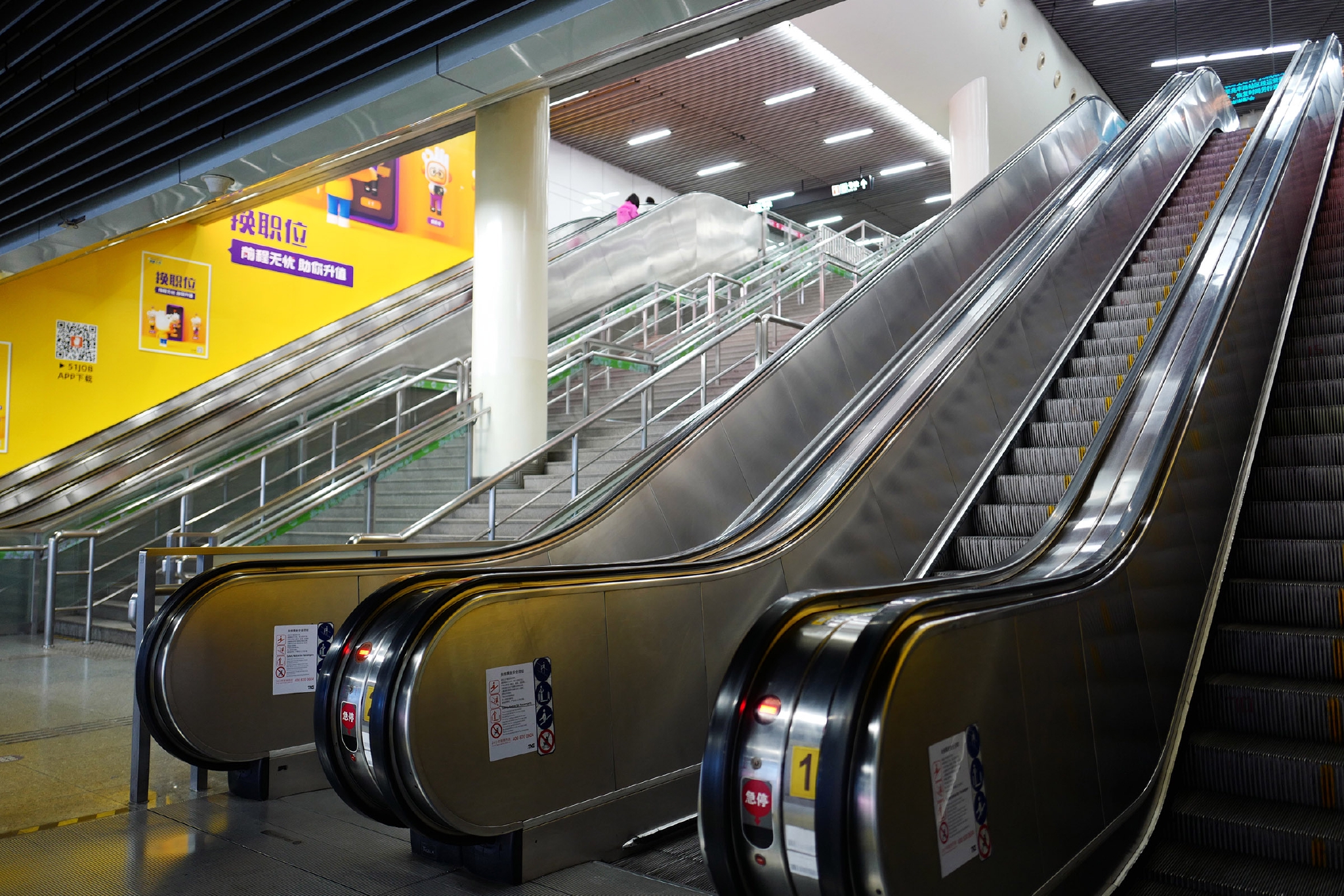 2022年3月30日,人民广场地铁站中运营的电梯