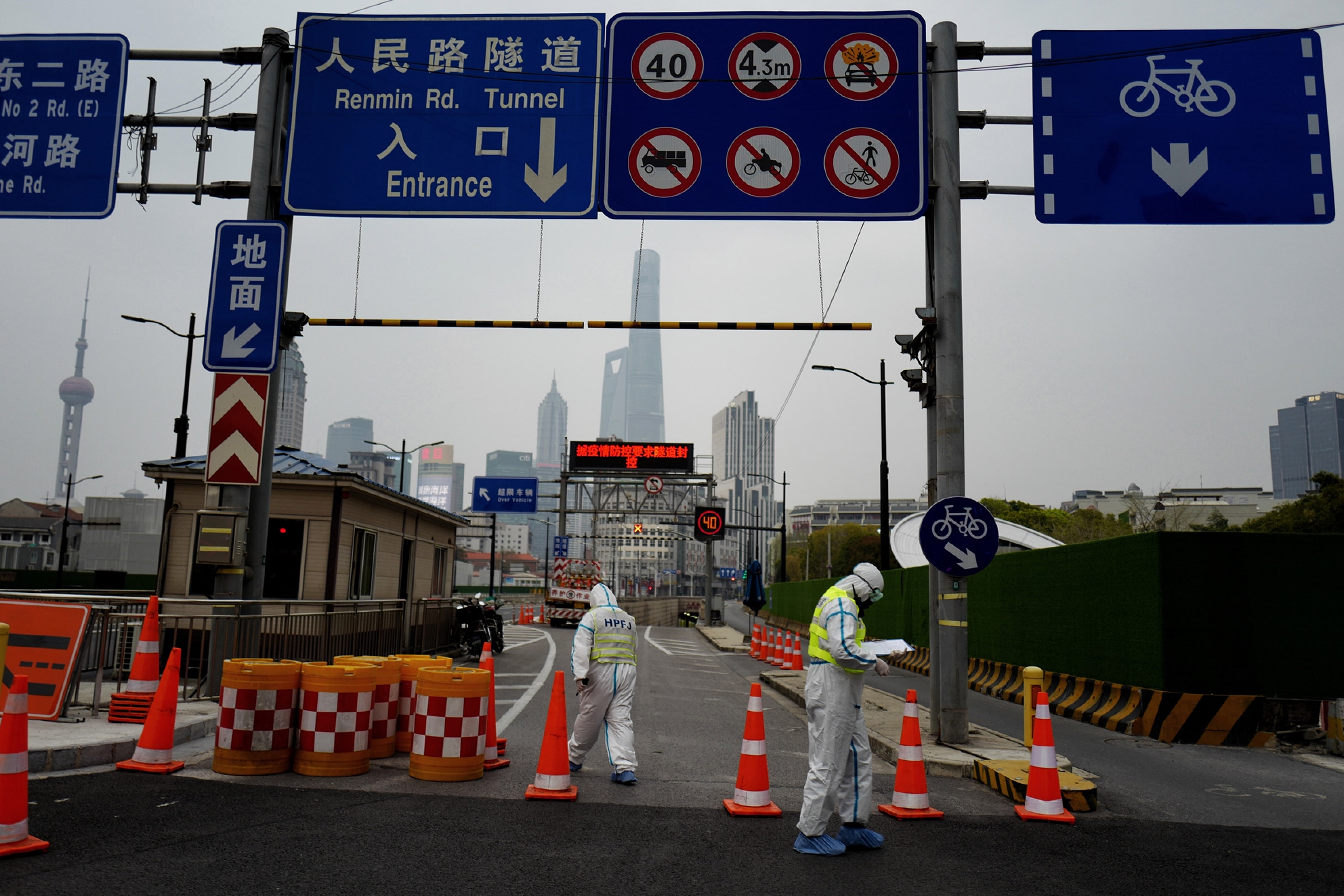 2022年3月30日,关闭中的浦西人民路隧道入口.