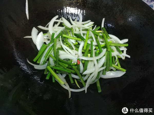 蒜薹和它是绝配，却很少有人这么做，简单一炒特别下饭休闲区蓝鸢梦想 - Www.slyday.coM