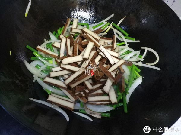 蒜薹和它是绝配，却很少有人这么做，简单一炒特别下饭休闲区蓝鸢梦想 - Www.slyday.coM