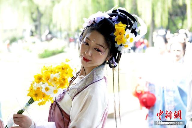 高铖 摄4月3日,第二届长安汉服花朝节在位于西安的曲江池遗址公园