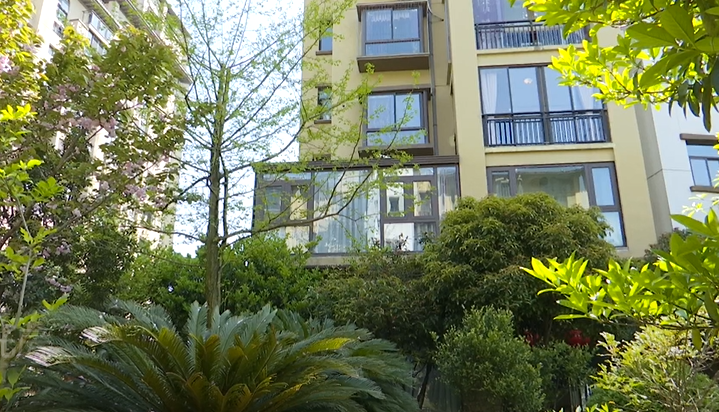 贵阳一小区楼下露台"变身"阳光房, 楼上业主:安全和隐私谁保障?