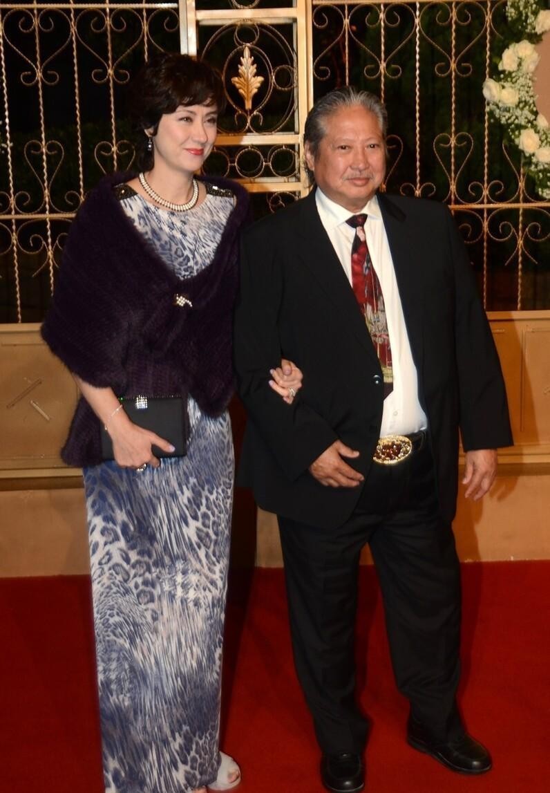 洪金宝老婆剪短发显老,但混血气质丝毫没变,模特身形高级匀称__财经