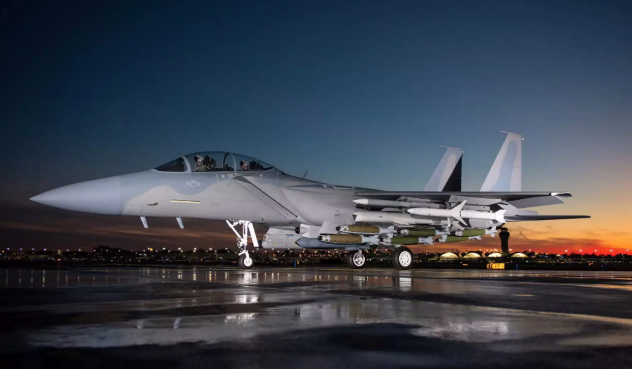 通过换装相控阵雷达、“军团”吊舱，F-15EX战斗机对隐身战机的探测能力大幅提升。
