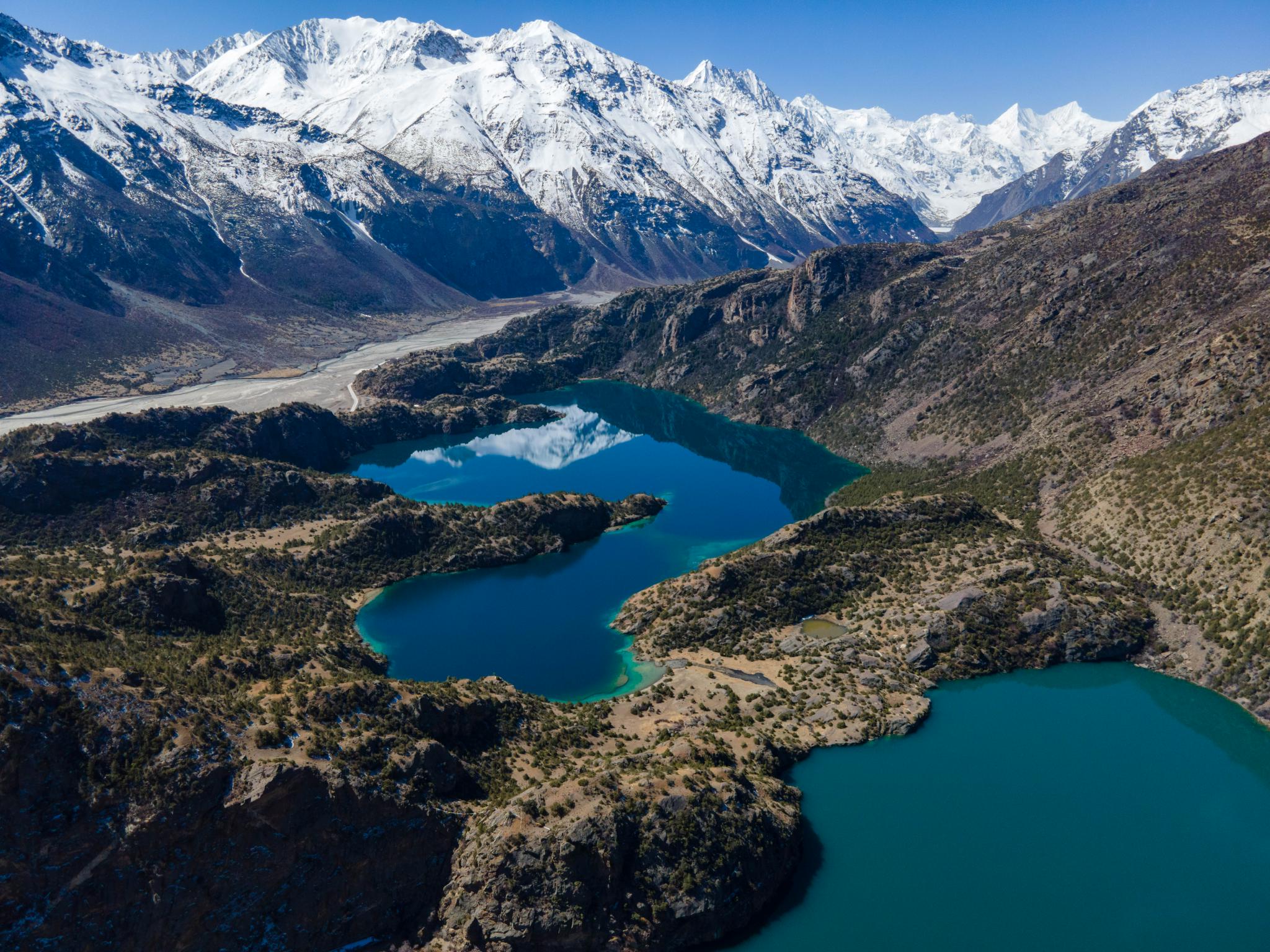 西藏昌都风光旖旎三色湖