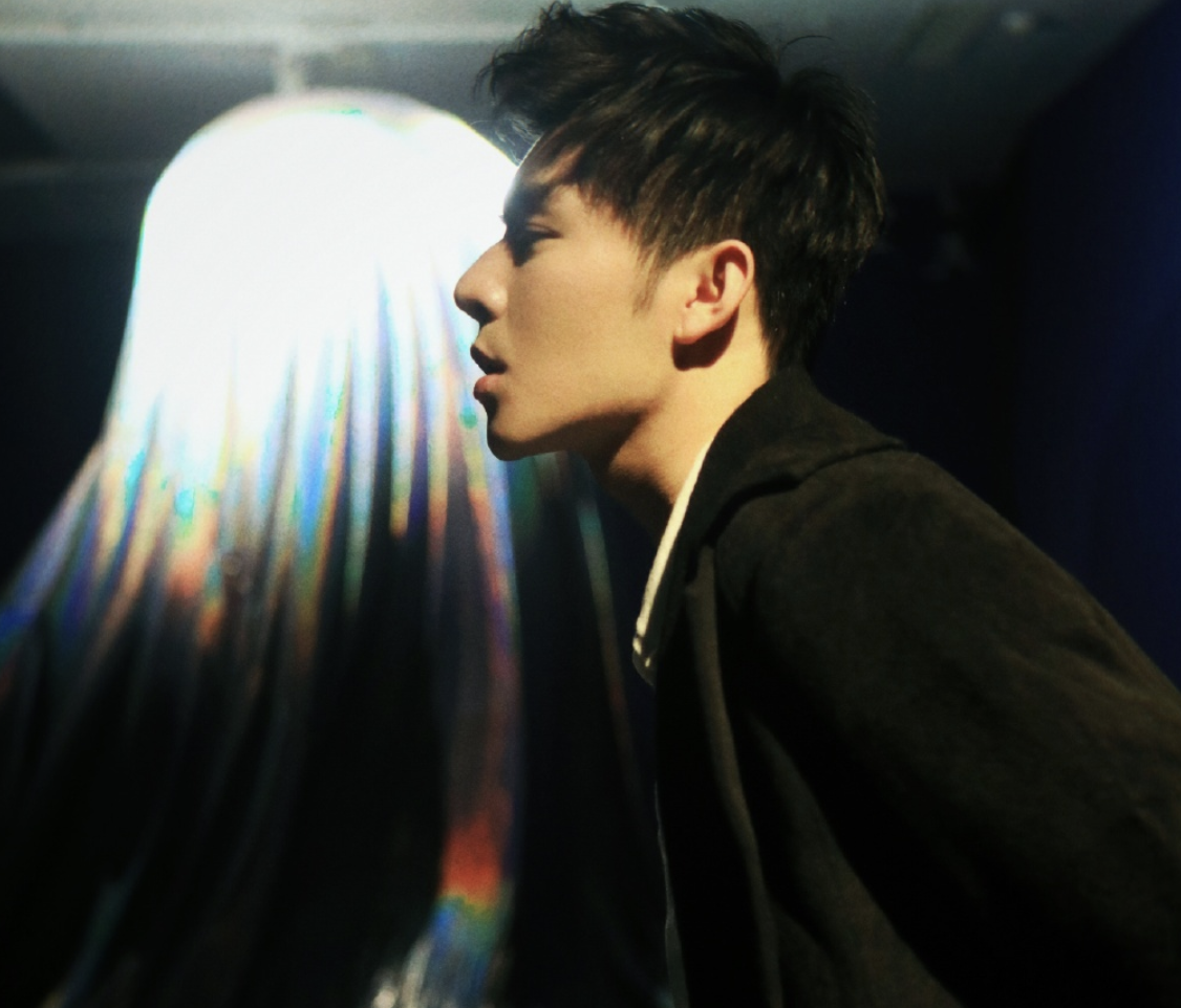 95后林皓洋分享整容历程,曾疯狂填充面部,一口牙被