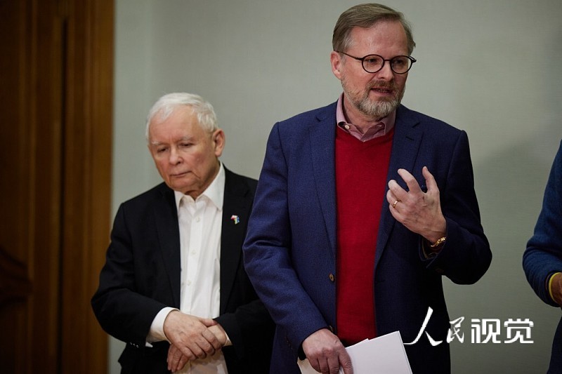 3月15日，卡钦斯基（左一）与波兰总理莫拉维茨基一同前往乌克兰基辅，表达支持。图自人民视觉