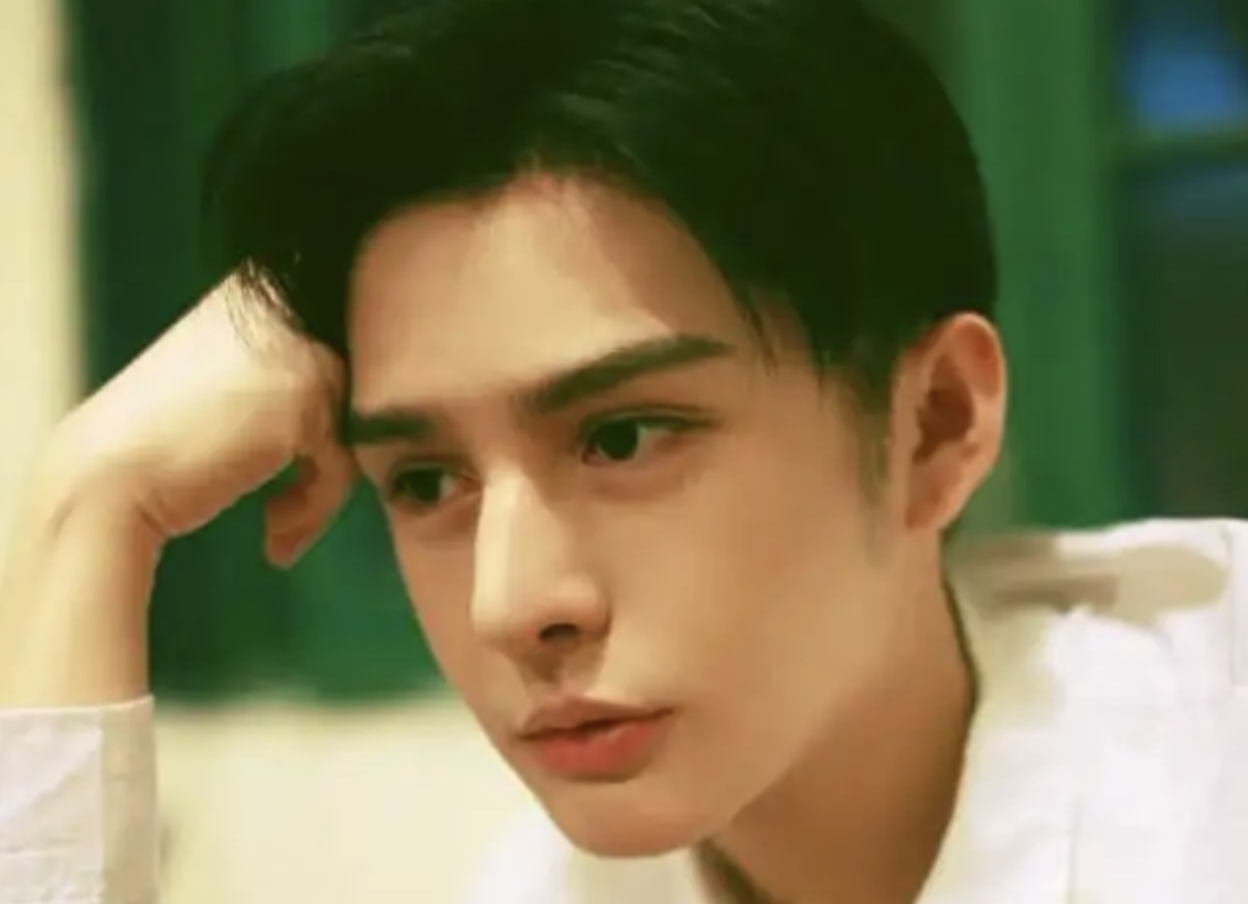 95后林皓洋分享整容历程,曾疯狂填充面部,一口牙被