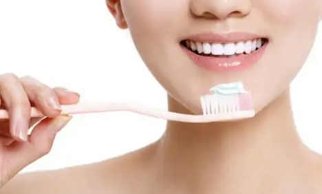 一刷牙就出血？其实是牙龈在“求救”！患上重度牙周炎，30多岁女子最后只保住6颗牙休闲区蓝鸢梦想 - Www.slyday.coM