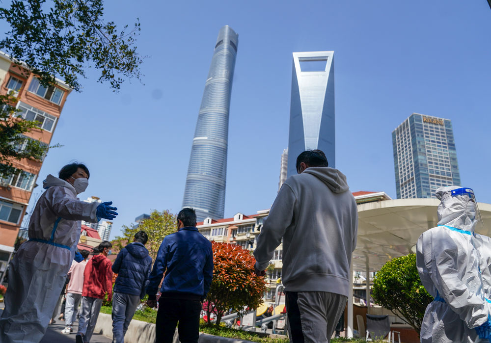 4月4日，在上海市浦东新区东一居民区，市民在排队进行核酸检测采样。新华社记者 丁汀 摄