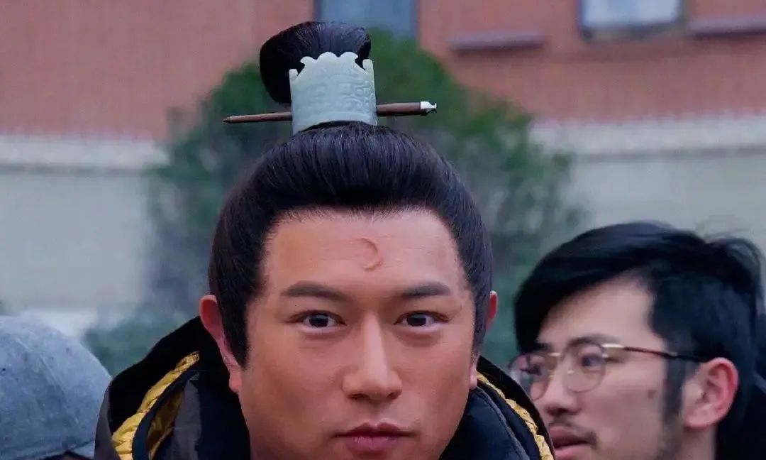 港片里惊为天人，到内地拍戏就成“精神小伙”，港圈男神颜值是谜休闲区蓝鸢梦想 - Www.slyday.coM