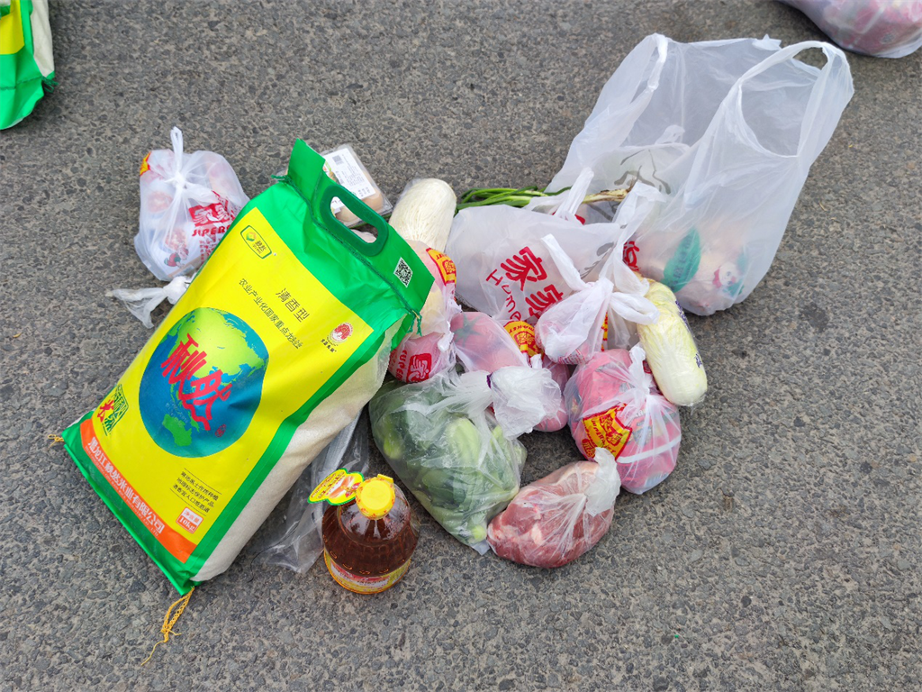 余姚首批500余份生活物资送入三区大白骑小车送货